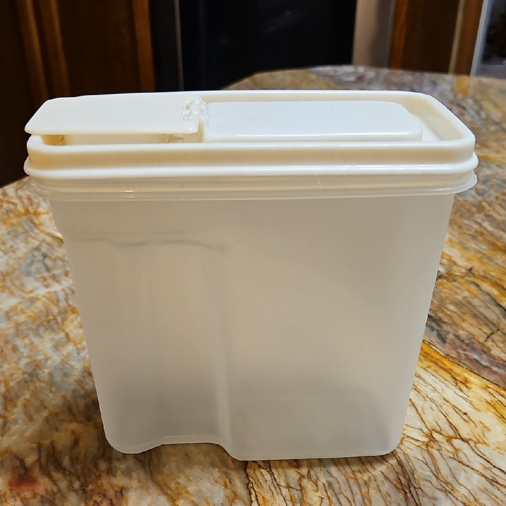 RUBBERMAID Kitchen Storage Container -4 CUP